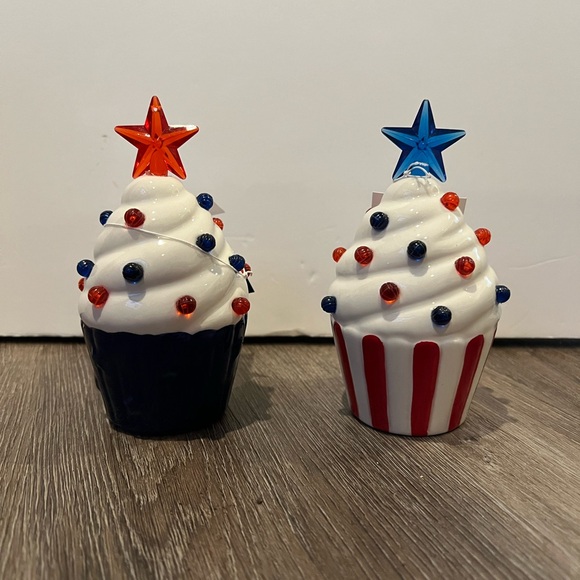 Super Cute Ceramic LED Cupcake with Star- Set of 2- NWT - Picture 2 of 3
